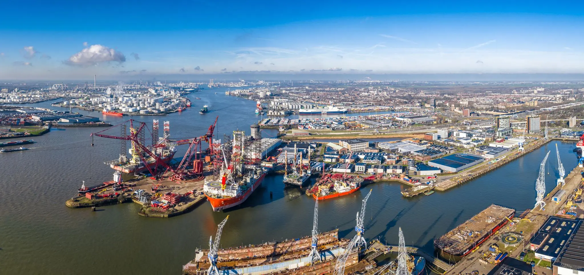 Luchtfoto van de Karel Doormanweg in de Rotterdamse haven met schepen, kranen en industriële installaties.